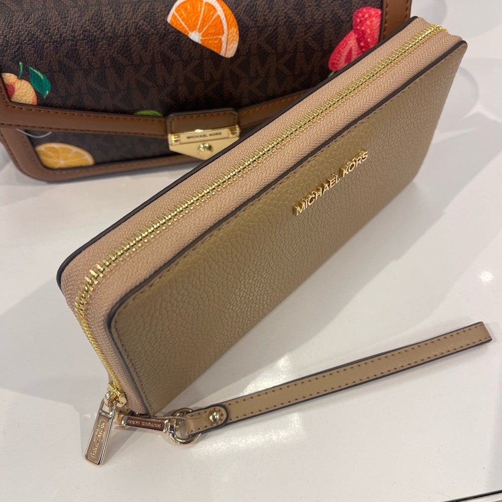 MICHAEL KORS JST Lg Pebbled Leather Continental Wristlet Wallet Phone Hold
Camel - Picture 3 of 16
